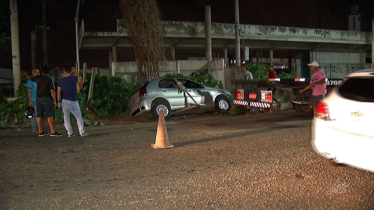 Carro Cai Em Buraco Na Avenida José Bastos Em Fortaleza Fortaleza Notícias