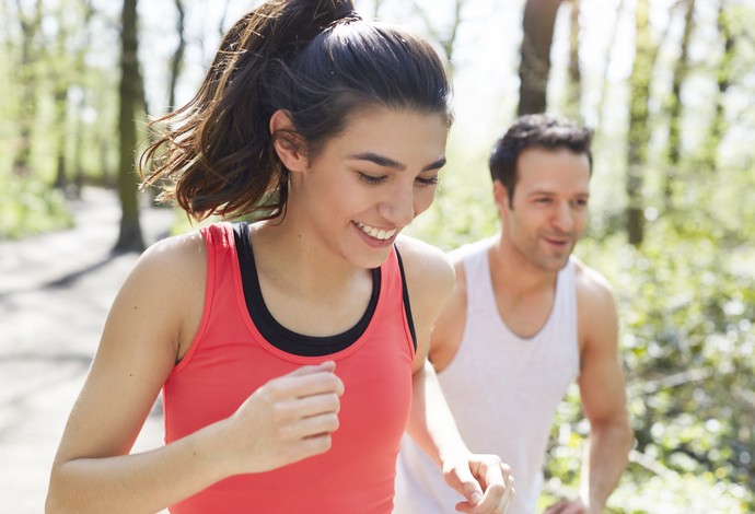 Homem e mulher correndo sorrindo euatleta (Foto: Getty Images)