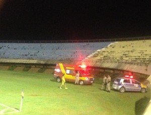 Partida no estádio Nílton Santos começou com meia hora de atraso esperando a ambulância (Foto: Vilma Nascimento/GLOBOESPORTE.COM)