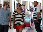 Mariana Rios posa com fã em aeroporto