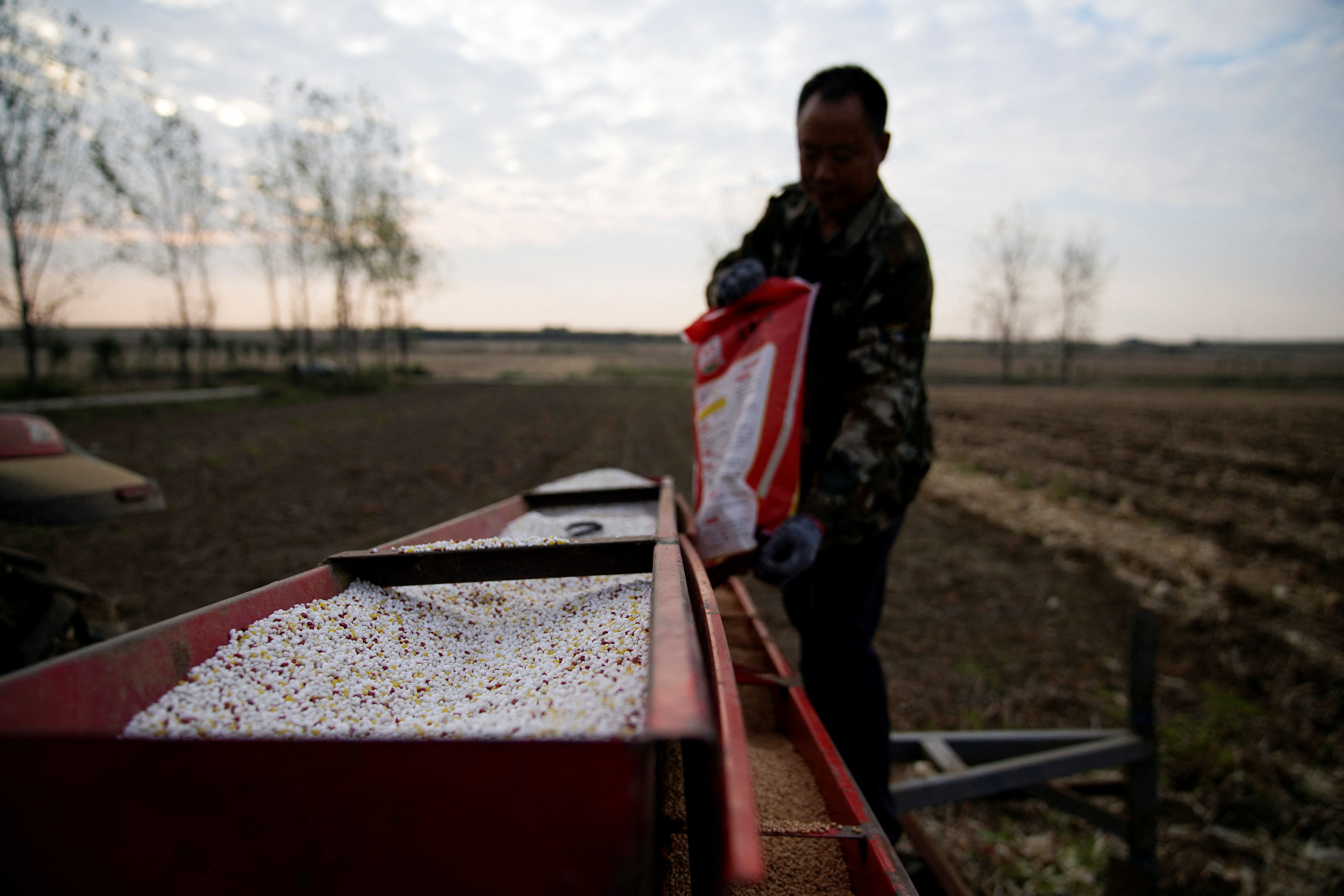 Agricultor em lavoura em distrito na China (Foto: REUTERS/Aly Song)