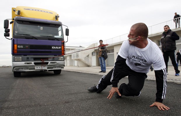 Lasha Pataraia puxou um caminhão de oito toneladas com sua orelha. (Foto: David Mdzinarishvili/Reuters)