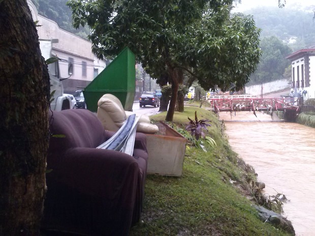 Sofás são vistos á beira de rio em Petrópolis (Foto: Isabela Marinho/G1)