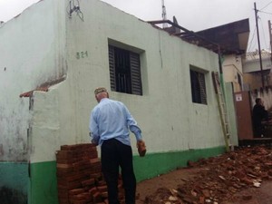 Força do vento destelhou casas em Jundiaí (Foto: Adilton Garcia/Arquivo Pessoal) Força do vento destelhou casas em Jundiaí (Foto: Adilton Garcia/Arquivo Pessoal)