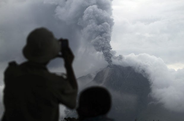 Vulcão do Monte Sinabung aumentou sua atividade. (Foto: Roni Bintang/Reuters)