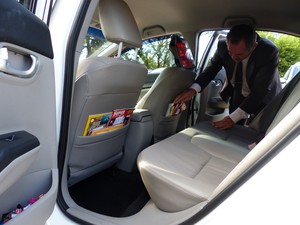 Taxista oferece bala, revista, e no carro só toca musica instrumental (Foto: Bibiana Dionísio/ G1)