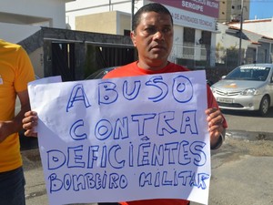 Bombeiros militares fazem manifestação em frente ao quartel Bombeiros militares fazem manifestação em frente ao quartel