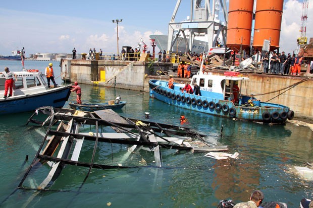 Estrutura da torre de comando é vista dentro da água no porto de Gênova (Foto: AP/AR Studio 9/Lapresse)