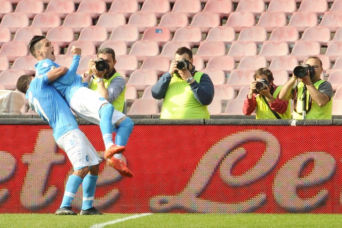 Callejon levantado por Garagano gol Napoli x Fiorentina (Foto:  EFE/CIRO FUSCO)