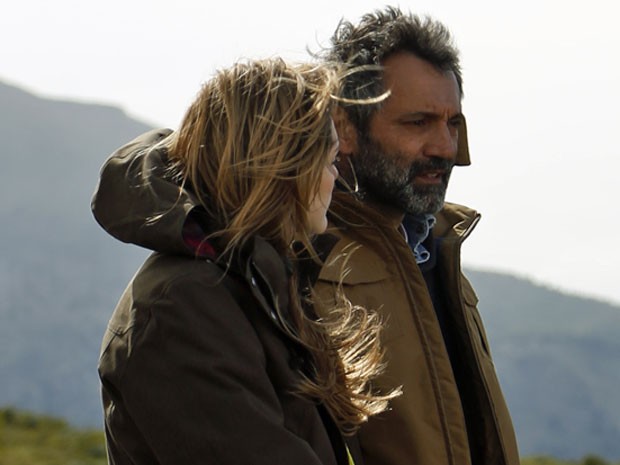 Miguel conta para Júlia que causou a morte da própria mãe (Foto: Renan Castelo Branco/Gshow)