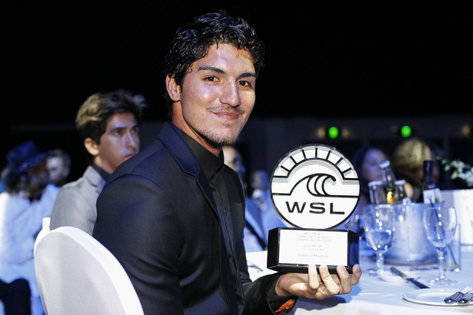 Gabriel Medina com o troféu de "Melhor Onda do Ano" (Foto: Divulgação)