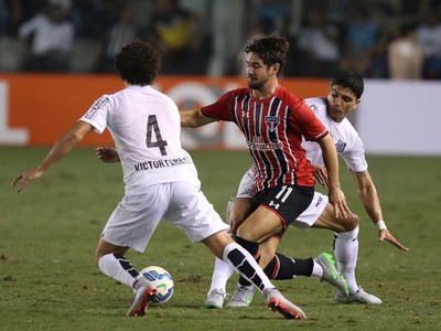 O Santos manteve a invencibilidade na Vila e venceu o Tricolor por 3 a 0 (Foto: Rubens Chiri/saopaulofc.net)