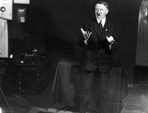 Adolf Hitler (1889 - 1945), leader of the National Socialist German Workers' Party (NSDAP), strikes a pose for photographer Heinrich Hoffmann whilst listening to a recording of his own speeches. After seeing the photographs, Hitler ordered Hoffmann to des (Foto: Getty Images)