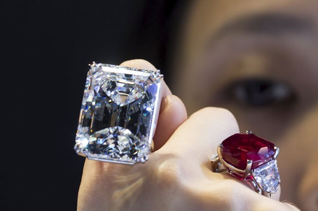 Modelo apresenta anéis com diamantes de 100 quilates e 25,59 quilates que serão leiloados pela Sotheby's nesta terça-feira (21) em foto de 3 de abril (Foto: Tyrone Siu/Reuters)