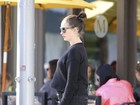 Anne Hathaway exibe barriguinha de grávida em passeio