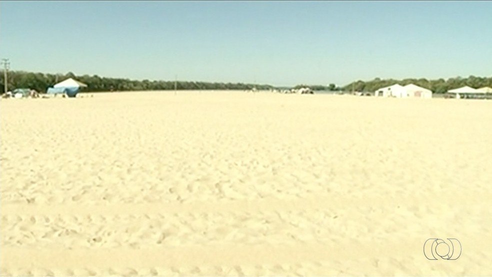 Praia da Tartaruga, em Peixe, atrai turistas de todo o estado (Foto: Reprodução/TV Anhanguera)