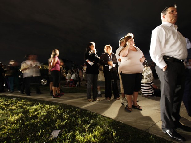 No começo da noite eleitores aguardam em fila para votar em Miami, Flórida (Foto: Wilfredo Lee/AP)