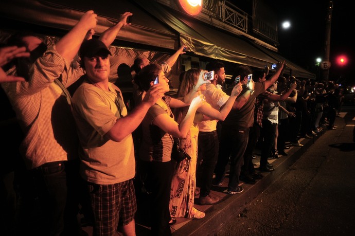 Diversas pessoas acompanharam a gravação de Mika Hakkinen (Foto: Marcos Ribolli)