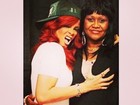 Rihanna parabeniza a mãe pelo aniversário: 'Ela é minha rocha'