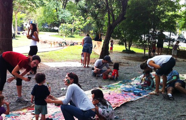 Uma equipe especial da Casa do Brincar promove brincadeiras, como a pintura com as mãos  (Foto: Divulgação)