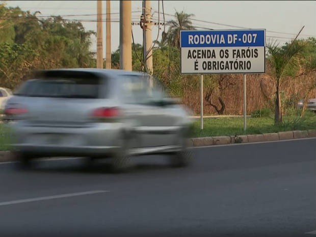 Placa de sinalização sobre necessidade de farol em rodovia do Distrito Federal (Foto: TV Globo/Reprodução)