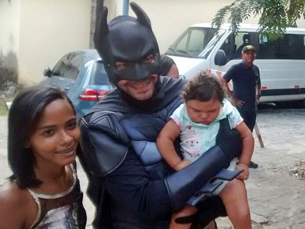 Festa das Crianças teve direito a super heróis em hospital referência em microcefalia em Pernambuco (Foto: Cláudia Ferreira/G1)