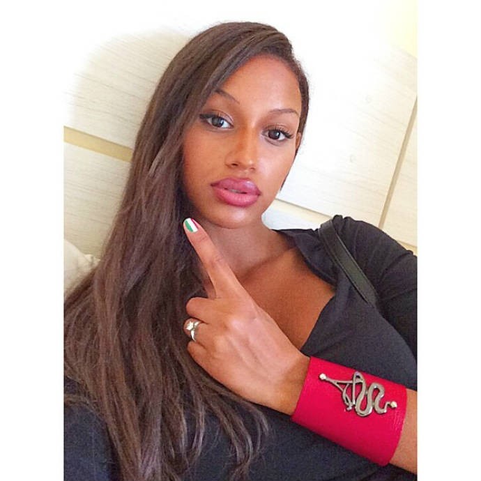 Fanny shows Neguesha painted nail with flag of Italy