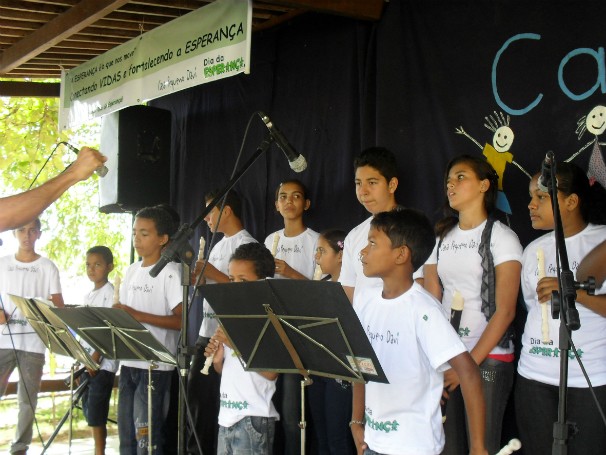 Jovens da Csa Pequeno Davi em apresentação vocal no Dia da Esperança (Foto: Divulgação)