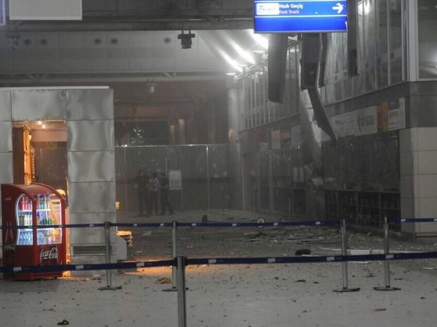 Imagem da entrada do aeroporto internacional de Ataturk em Istambul, na Turquia, após explosões no local (Foto: 140journo/via Reuters)