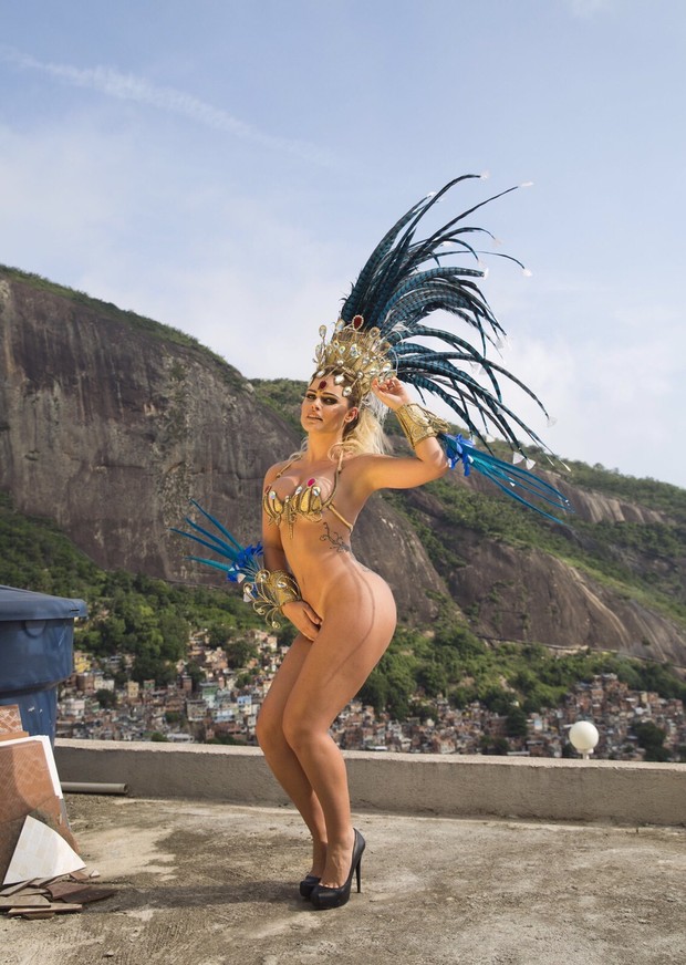 Natalia Casassola posa na Rocinha sem Photoshop (Foto: Davi Borges/Divulgação)