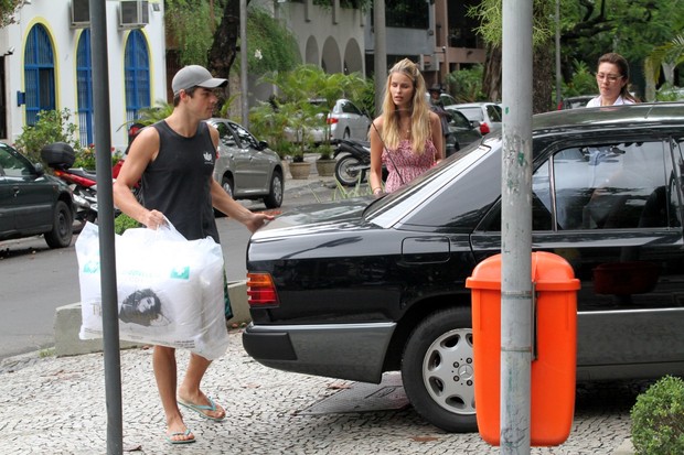Thiago Lacerda e Vanessa Lóes no velório de Lidia Mattos (Foto: Andre Muzell / AgNews)