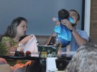 Rafael Cardoso almoça com a filha recém-nascida e a mulher no Rio