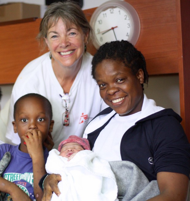 Médica organização Jonquil Nicholl com Faith, o bebê Newman Otas e outro filho do casal nigeriano (Foto: Alva White/MSF)