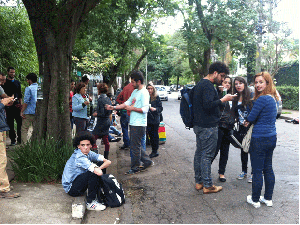 Cerca de 20 pessoas participaram de 'churrasco' na tarde deste sábado (27), perto do MIS, no Jardim Europa (Foto: Sttela Vasco/G1)