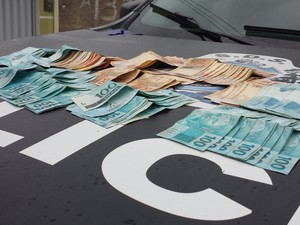 Mais de R$ 9mil estava com os suspeitos (Foto: Luana Bernardes/TV Grande Rio)