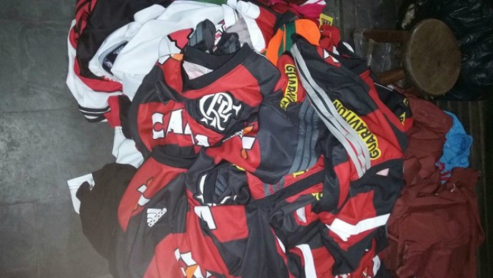 Produtos falsificados relativos ao Flamengo (Foto: Reprodução)