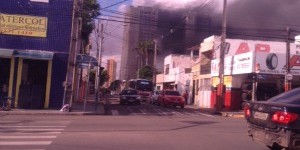 Incêndio atinge depósito de prédio em construção (Gisleine Carneiro)
