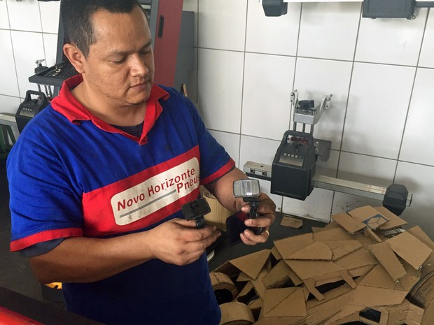 Willian César Martins utiliza lanternas de bicicletas quebradas para 'construir' faróis de carros de sucata (Foto: Jéssica Nascimento/G1)