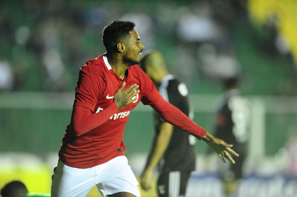 Diego marca contra o Figueirense  (Foto: Ricardo Duarte / Inter, DVG)