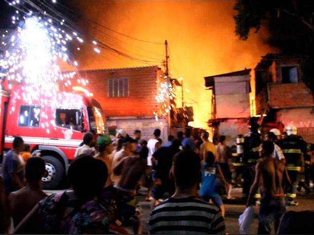 Incêndio em favela destruiu cerca de 20 barracos de madeira na madrugada deste domingo, na Zona Leste, segundo os Bombeiros (Foto: Edison Temoteo/ Futura Press / Estadão Conteúdo)