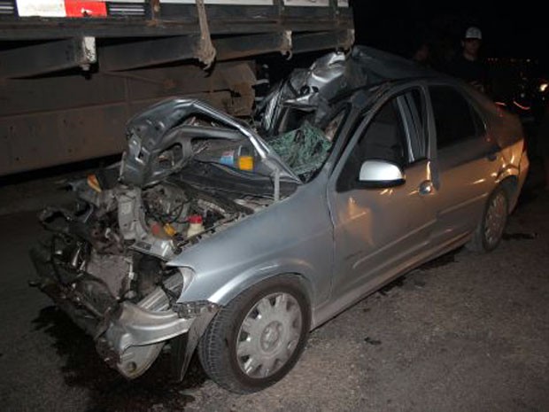 Carro ficou preso na traseira de caminhão em Mossoró (Foto: Marcelino Neto/G1)