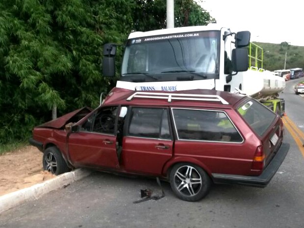 Acidente entre carro e caminhão em São José dos Campos. (Foto: Eduardo de Paula/TV Vanguarda)