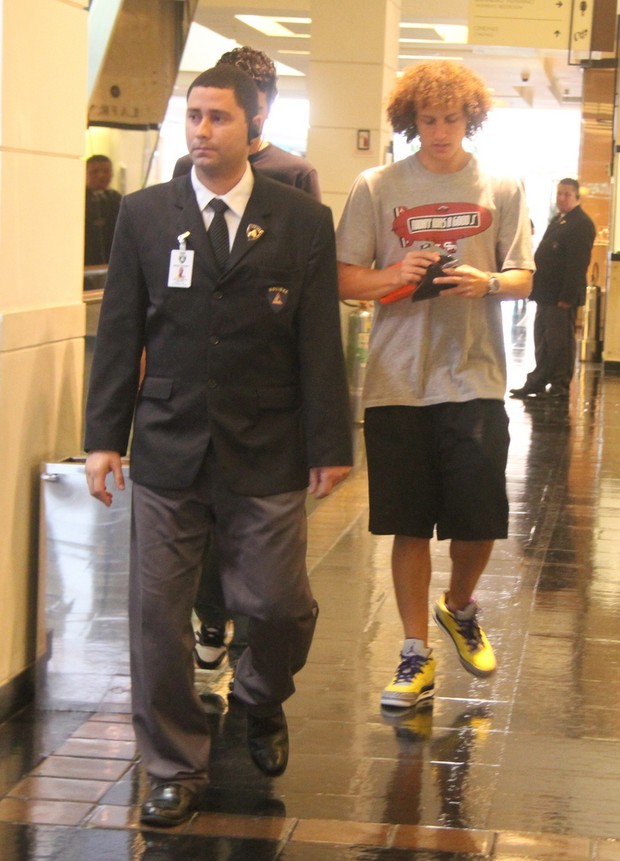 David Luiz em shopping do Rio (Foto: Daniel Delmiro / AgNews)