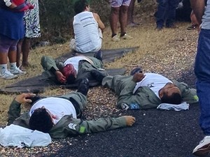 Policiais militares que estavam na viatura sofreram ferimentos graves (Foto: Marcos Freitas/Arquivo Pessoal)