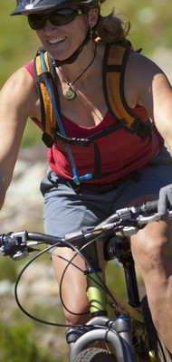 Mulher pedalando euatleta (Foto: Getty Images)
