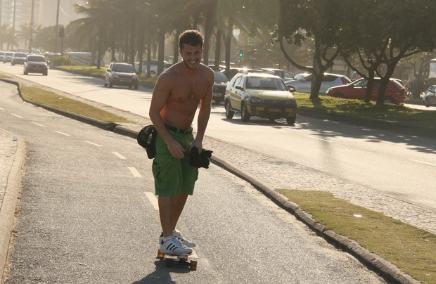 Ego Sem Camisa Klebber Toledo Anda De Skate Na Orla Da Barra Da Tijuca Not Cias De Praia