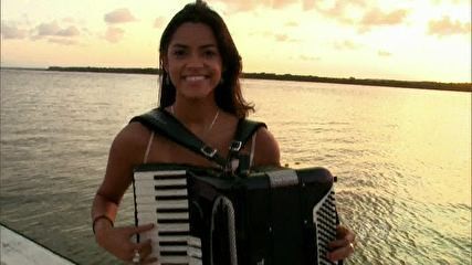 Lucy Alves como vocalista do Clã Brasil (Foto: Divulgação)
