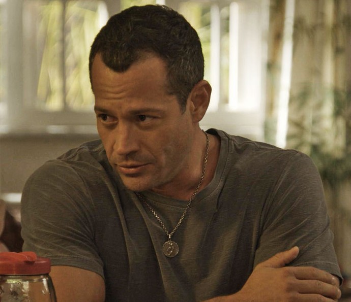 Apolo conta a Carol e aos irmãos que quer adotá-los (Foto: TV Globo) Apolo conta a Carol e aos irmãos que quer adotá-los (Foto: TV Globo)