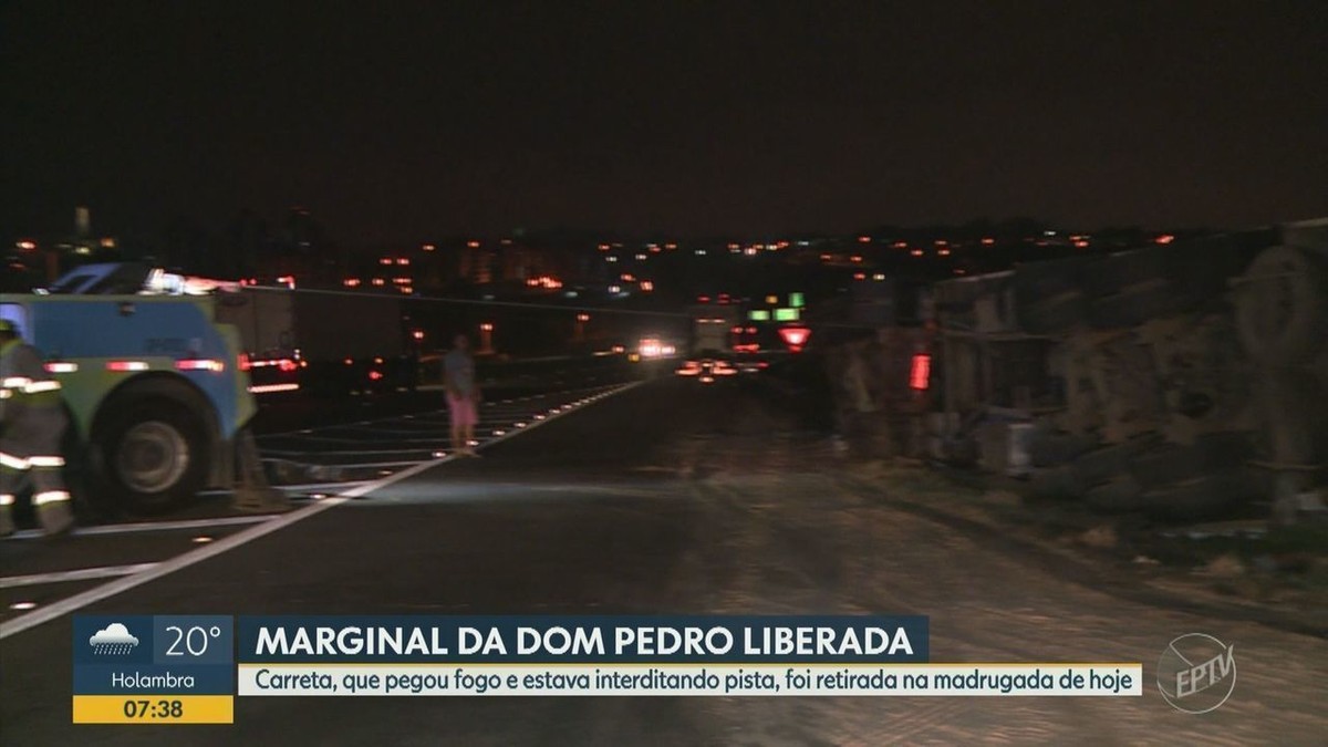 Carreta tombada que pegou fogo na Rodovia D Pedro I é retirada após