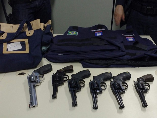 Seis armas, munição e malotes com cerca de R$ 23 mil foram apreendidos com os suspeitos (Foto: Divulgação/ Polícia Civil)